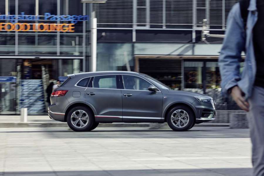 Der SUV Borgward BX 7 TS hat unter anderem Xenon-Scheinwerfer und ein Panorama-Glasdach. (Foto: Borgward)