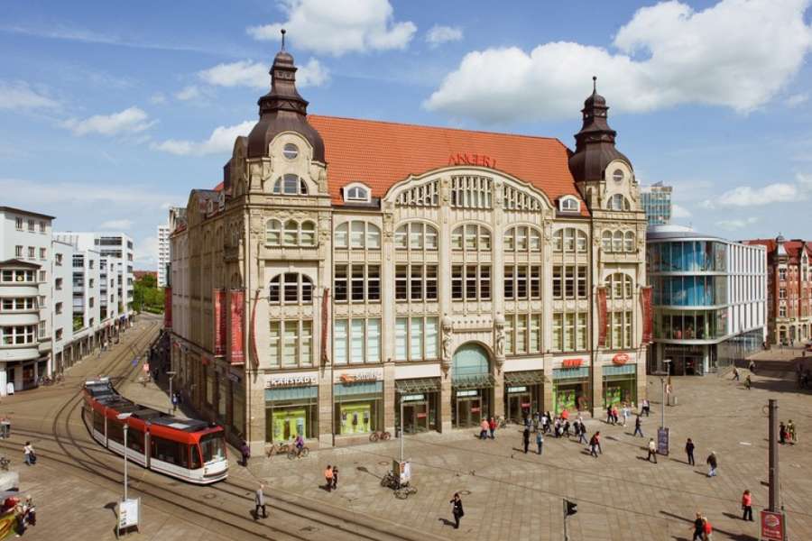 Shopping-Center wie die Einkaufsgalerie am Anger in Erfurt könnten künftig auch „Hot Spots“ zum Aufladen von Elektroautos werden. (Foto: Axel Clemens/ECE)