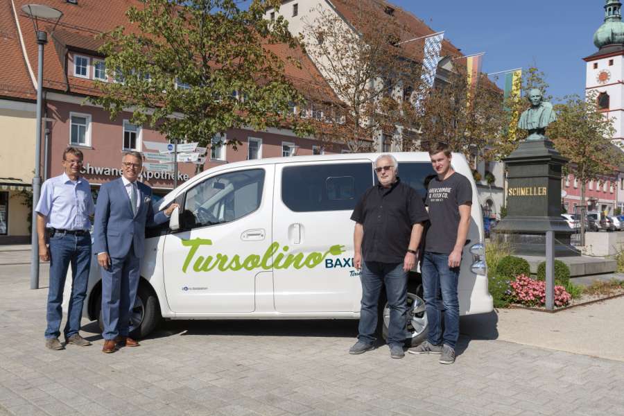Thomas Kraus, Leiter der Stadtwerke Tirschenreuth, dessen Bürgermeister Franz Stahl, Peter Zimmert, ÖPNV-Beauftragter des Landratsamtes und BAXI-Fahrer Alois Röckl stellten das E-BAXI vor. (Foto: BAXI)
