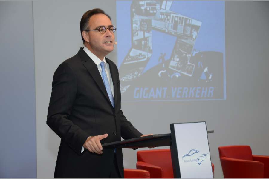 Allianz-Vorstandsvorsitzender Dr. Klaus-Peter Röhler gab offen zu, dass sein Unternehmen lange Zeit Kunden verloren hat. (Foto: Dietmar Fund)