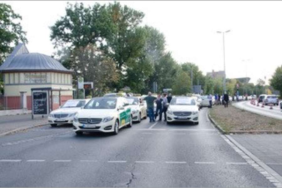 Vor der Gaststätte Gutmann hatten sich die Taxen aufgereiht. (Foto: Christian Liss)