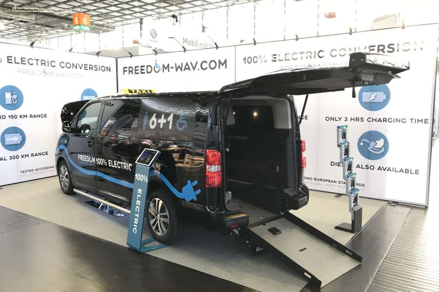 Der elektrisch angetriebene Rolli-Transporter wurde auf der Rehacare in Düsseldorf präsentiert. (Foto: Freedom Auto Aanpassingen)