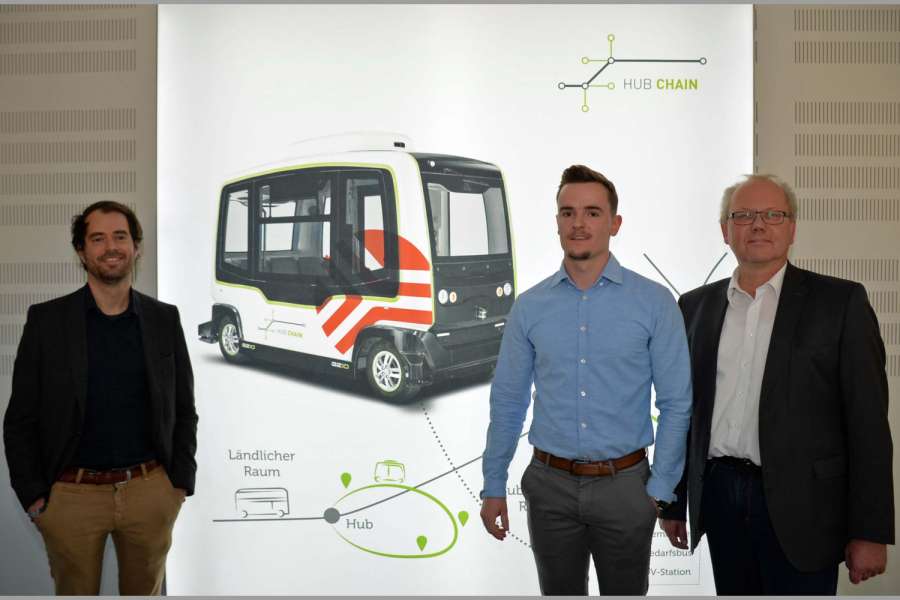 Nicklas Monte (v.l.), Projektleiter David Riese und Werner Linnenbrink arbeiten bei den Stadtwerken Osnabrück am Projekt „Hub Chain“. (Foto: Stadtwerke Osnabrück)