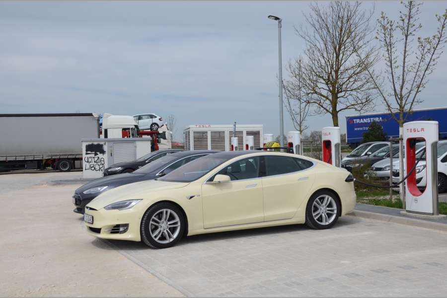 Bei INTAX gibt es nun statt eines Marketing-Vortrags über Tesla-Taxis zwei Erfahrungsberichte aus erster Hand. (Foto: Dietmar Fund)