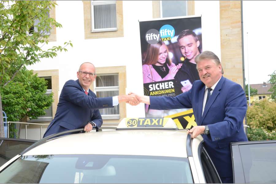 Die Landräte Christian Meißner aus Lichtenfels (l.) und Klaus Peter Söller aus Kulmbach hatten ihre gemeinsame FiftyFifty-Taxi-App bereits im Juni 2018 vorgestellt. (Foto: Dietmar Fund)