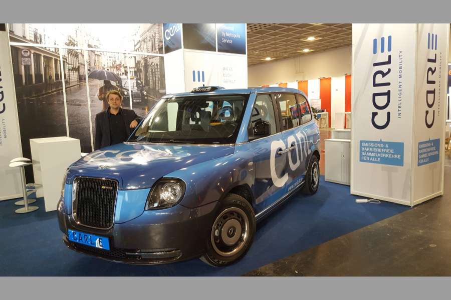 Geschäftsführer Benjamin Schmidt präsentierte sein neues Elektrotaxi auf der Messe Hypermotion in Frankfurt am Main. (Foto: Metropolis Service GmbH)