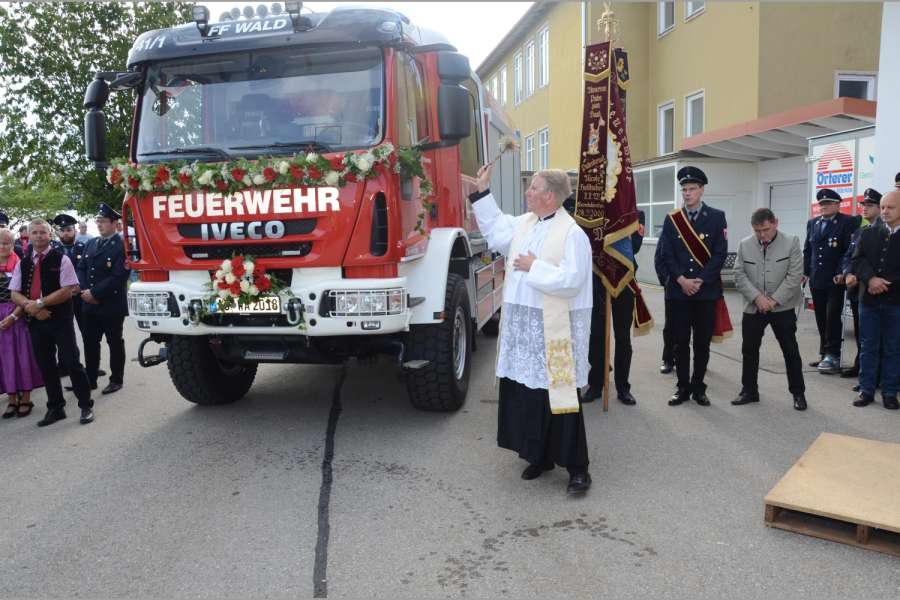 Wenn der Pfarrer wie hier Dr. Martin Fohl aus Pleiskirchen ein Feuerwehrauto segnet, ist das vielen Zeitungen einen Bericht wert. So könnte auch die Segnung von Taxis „in die Zeitung kommen“. (Foto: Dietmar Fund)