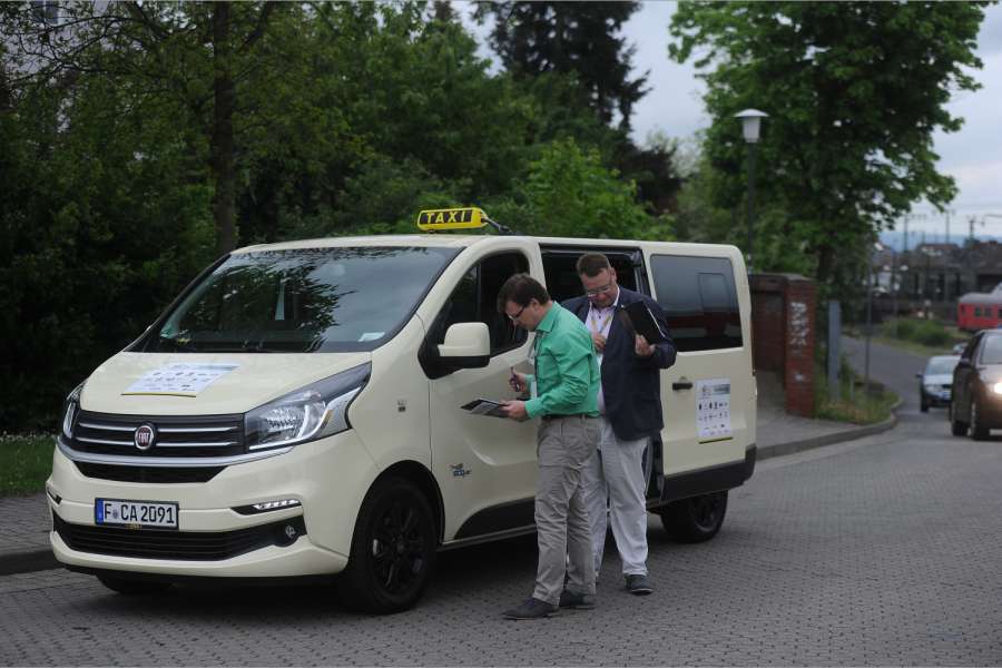 Sebastian (vorn) und sein Bruder Dirk Holl probieren immer wieder etwas Neues aus – wie hier beim Wettbewerb „Taxi des Jahres 2017“. (Foto: Werner Kuhnle)
