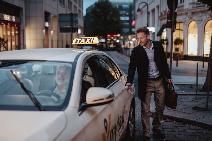 Da mytaxi hierzulande 2018 ein Viertel mehr Fahrer gefunden hat, soll die durchschnittliche Wartezeit auf drei Minuten gesunken sein. (Foto: mytaxi)