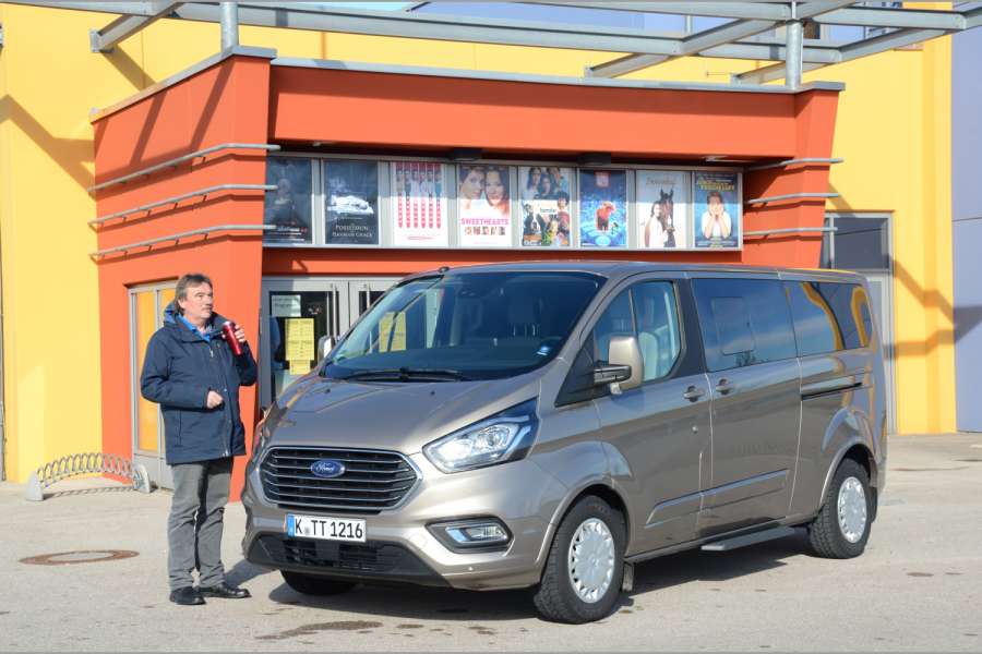 Die Bus-Varianten des Ford Tourneo Custom haben zwei satt laufende seitliche Schiebetüren und fest installierte, schmale Trittstufen. (Foto: Dietmar Fund)