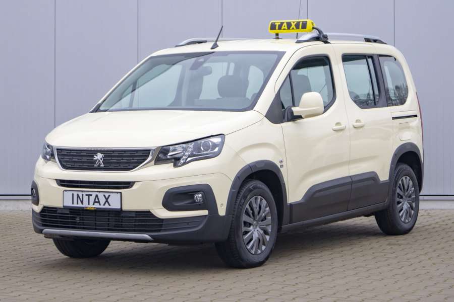 Der Peugeot Rifter (Foto) hat dieselbe Plattform und denselben Fahrgastraum wie der Citroen Berlingo, aber einen anderen Bug und andere Armaturen. (Foto: INTAX)