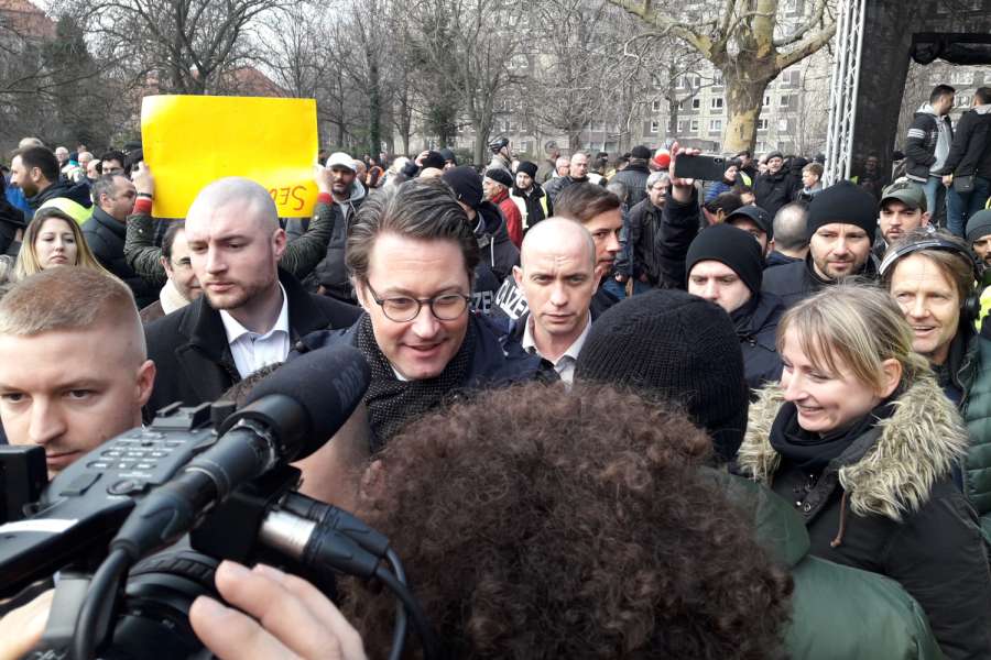 Beim protestierenden Gewerbe kam es gut an, dass sich Andreas Scheuer nicht in seinem Ministerium versteckte, sondern davon vor Mikros und Kameras trat. (Foto: Matthias Roeser)