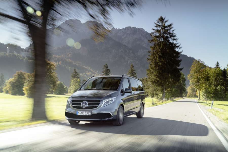 Wie VW beim Bulli 6.1 hat auch Mercedes-Benz am Bug im Wesentlichen nur die Bugschürze geändert. (Foto: Daimler AG)