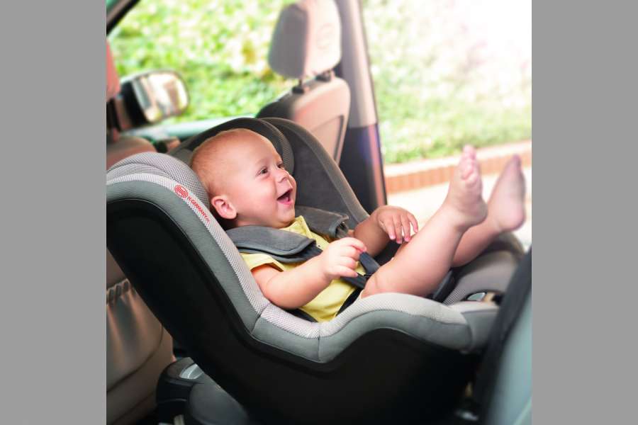 Der drehbare Sitz kann wie hier für Säuglinge und in Fahrtrichtung gedreht für größere Kinder verwendet werden. (Foto: Heyner)