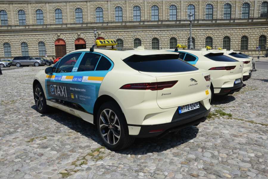 IsarFunk ist stolz auf seine große elektrisch betriebene Flotte, zu der die Jaguar-Taxis des Münchner Taxi-Zentrums gehören. (Foto: Dietmar Fund)