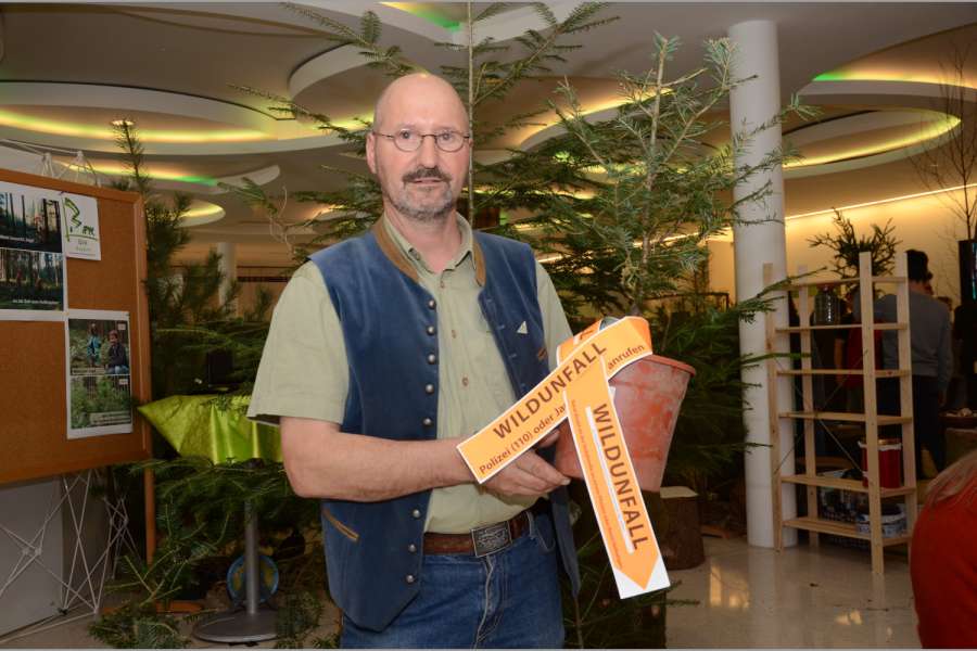 Der Land & Forstwirtschaftliche Lohnunternehmer Ulrich Haizinger stellte das Markierungsband des ÖJV bei einer Veranstaltung in Altötting vor. (Foto: Dietmar Fund)