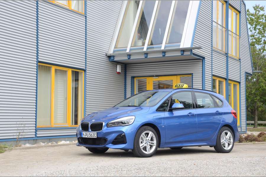 Der BMW 225xe Active Tourer soll jetzt mit verbesserten Batterien bis zu 57 Kilometer weit rein elektrisch fahren können. Foto: Dietmar Fund