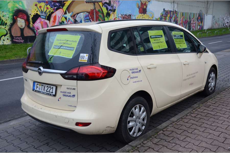 Plakate in diesem Opel Zafira-Taxi spielen ordentlich mit dem Namen des Ministers Scheuer. (Foto: Dietmar Fund)