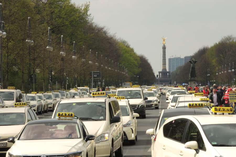 Mit rund 2.000 Taxis zwischen der Siegessäule und dem Brandenburger Tor fiel die zentrale Taxi-Demo in Berlin eindrucksvoll aus. (Foto: Matthias Roeser)