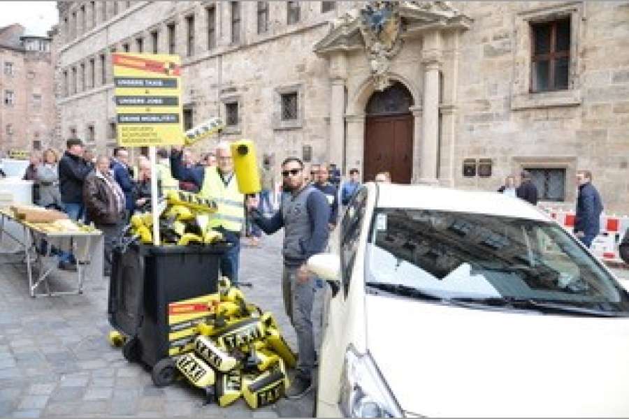 Das plakative Motiv der Taxi-Dachzeichen in einer Tonne wurde von den Medien gerne aufgegriffen. (Foto: Christian Liss)