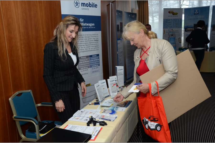 Die Taxiunternehmerin Renate Ernst (r.) gehörte zu den Besuchern, die sich am Stand von Sabine Schunk über deren Oster-Aktion informierten. (Foto: Dietmar Fund)