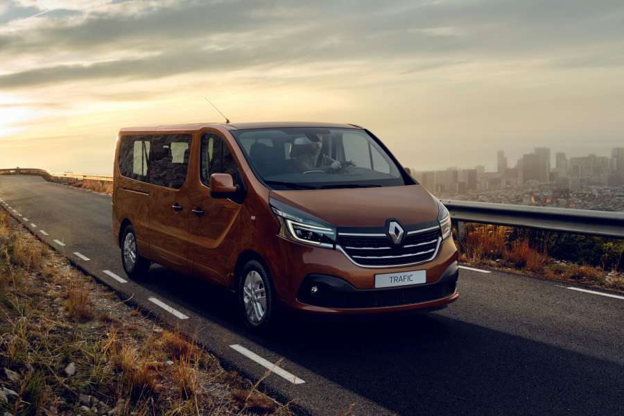Den neuen Bug des Trafic kennzeichnen auf Wunsch auch Voll-LED-Scheinwerfer. (Foto: Renault)