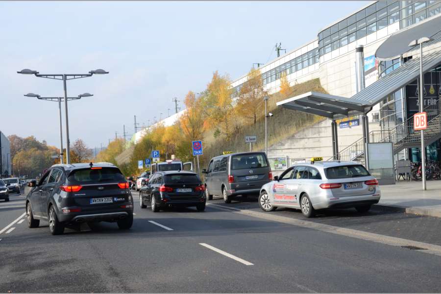 Ob mit oder ohne Ampel: Beim Linksabbiegen ist an Kreuzungen und Einmündungen gegenseitige Rücksichtnahme gefordert. (Symbolfoto: Dietmar Fund)