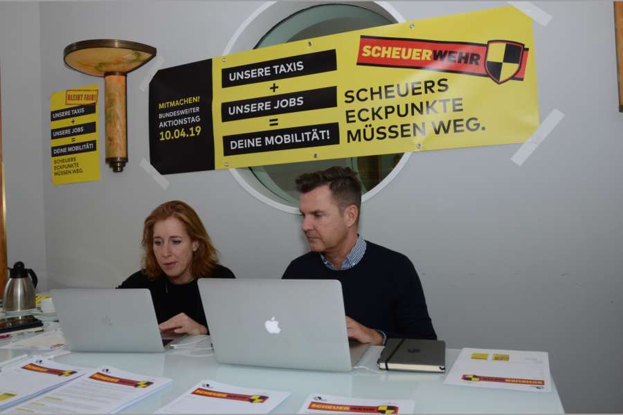 Bei der Mahnwache werden auch Info-Materialien eingesetzt, die die Agentur Elephantlogic für den Bundesverband Taxi und Mietwagen entwickelt hat. (Foto: Dietmar Fund)