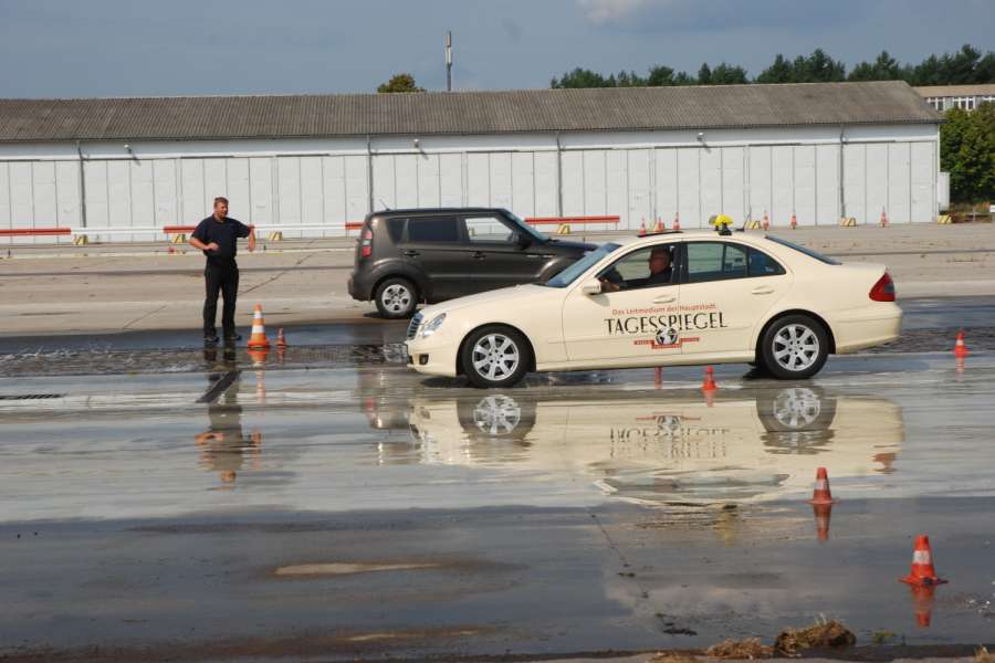 Wie hier bei der Berliner Taxiinnung 2014 wird auch in Offenburg das Bremsen auf nasser Fahrbahn mit eigenen Taxis geübt. (Foto: Dietmar Fund)