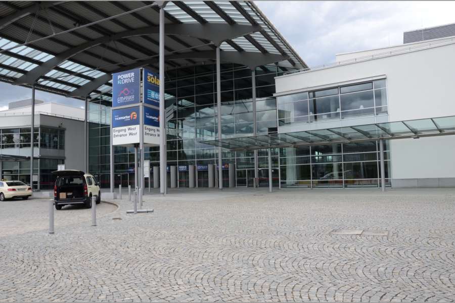 Am westlichen Eingang der Messe, wo sonst die Taxis auf Kundschaft warten, soll die Mahnwache stattfinden. (Foto: Dietmar Fund)