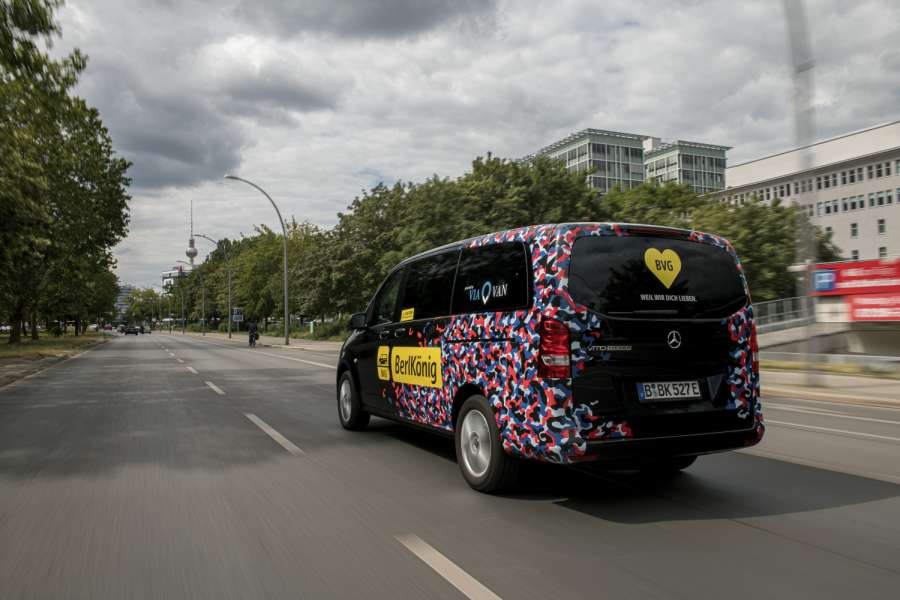 Der „BerlKönig“ in Berlin wird seit Juli 2019 Schritt für Schritt auf eVito Tourer umgestellt. (Foto: Daimler AG)