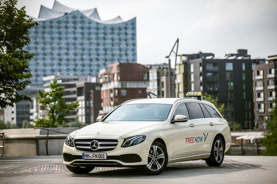 Wie viel billiger man genau im Taxi zur Elbphilharmonie kommt, erfährt man erst, wenn man in der App bucht. (Foto: Free Now)
