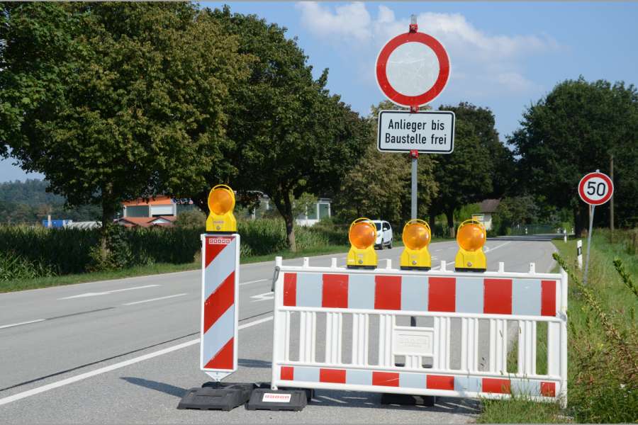 Wer Warnbaken beschädigt, muss je nach Schaden und Tageszeit eine Weile am Unfallort warten, damit man ihm keine Unfallflucht vorwerfen kann. (Foto: Dietmar Fund)