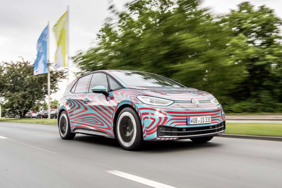 Volkswagen macht es spannend und zeigt vor der IAA abermals nur einen mit wilder Folierung verkleideten ID 3. (Foto: Volkswagen)