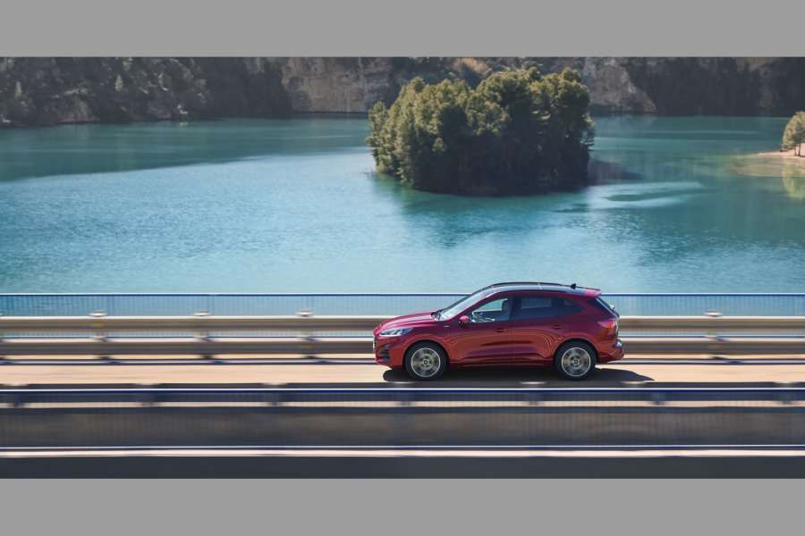 Wie eine Sitzprobe auf der IAA zeigte, ist die dritte Kuga-Generation sehr geräumig und auch mit Plug-in-Hybrid-Antrieb uneingeschränkt nutzbar. (Foto: Ford)