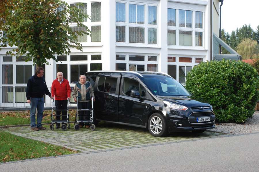 Mit Demenzkranken bekommen auch die Fahrer von Taxis und Mietwagen öfters bei Krankenfahrten zu tun. (Foto: Dietmar Fund)