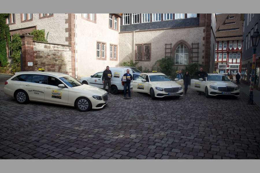 Der Taxiunternehmer Dimitrios Konstantianos (2.v.l.) stellt drei Taxen für die Türwerbung zum Eulenfest zur Verfügung. (Foto: Gerd Stahnke)