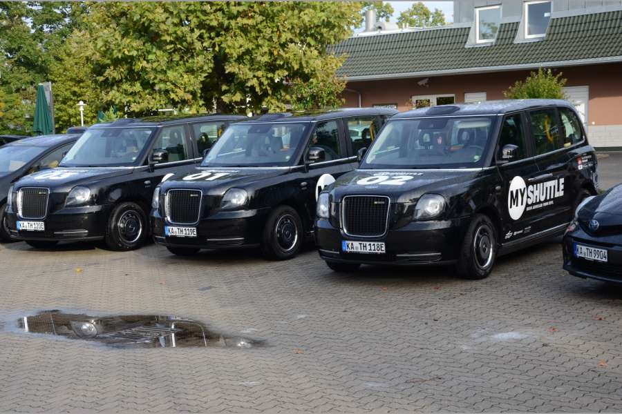 Die von Taxi-Holl betriebenen „MyShuttle“-Fahrzeuge im badischen Ettlingen gehören zu den in Deutschland verkauften E-Taxis und Elektro-Shuttles, deren Anzahl LEVC nicht nennen konnte. (Foto: Dietmar Fund)