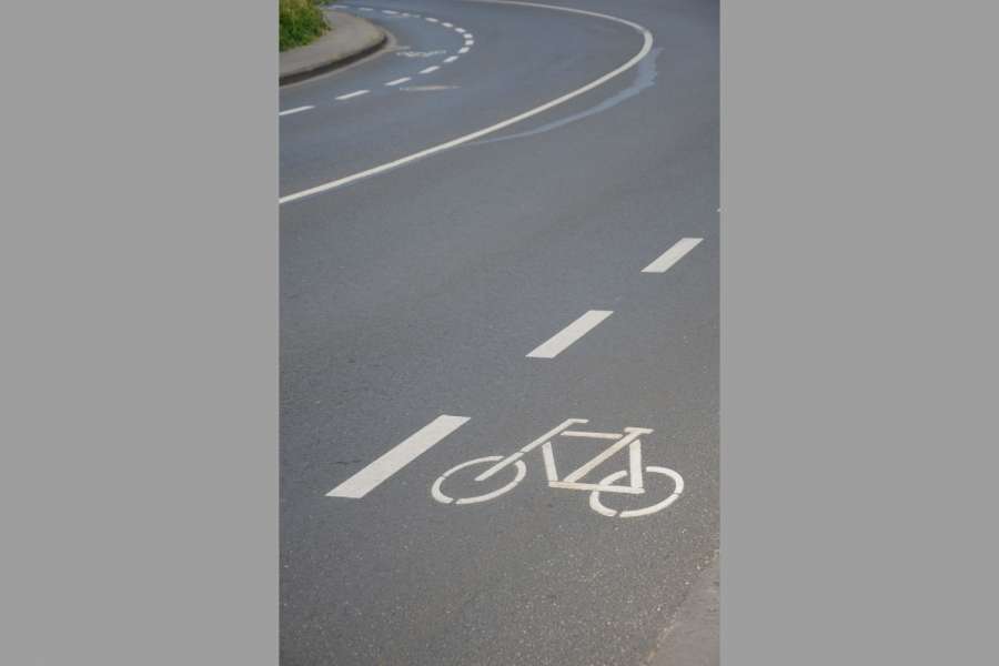 Auch bei beidseitig angelegten Radwegen kann ein Radfahrer von rechts kommen. (Foto: Dietmar Fund)