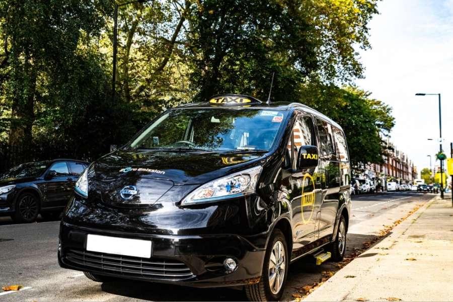 Das elektrische Dynamo-Taxi bietet fünf Fahrgastplätze und wird momentan nur in Schwarz angeboten. (Foto: Dynamo Motor Company)