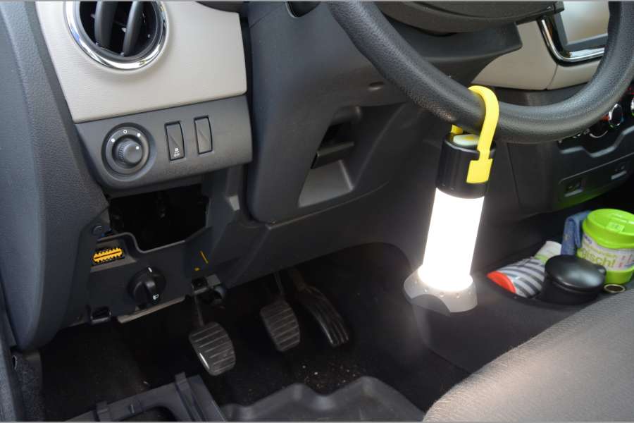 Über den abnehmbaren gelben Gummibügel lässt sich die Leuchte im Auto zum Beispiel am Lenkrad, an dessen Verstellhebel oder am Blinkerhebel einhängen. (Foto: Dietmar Fund)