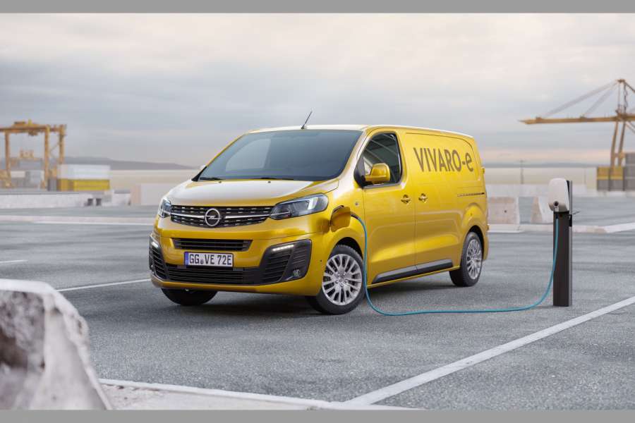 Der Ladeanschluss des Opel Vivaro-e sitzt im vorderen linken Kotflügel recht günstig. (Foto: Opel)