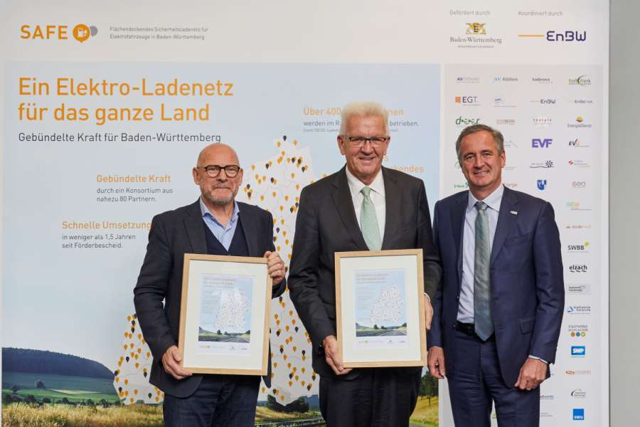 Verkehrsminister Winfried Hermann (v.l.) und Ministerpräsident Winfried Kretschmann bekamen von EnBW-Chef Dr. Frank Mastiaux symbolische Urkunden für die Fertigstellung des Ladenetzes überreicht. (Foto: EnBW)