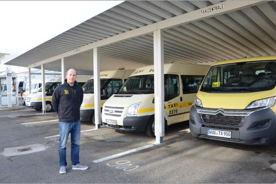 Die Berater schlagen vor, Taxis als eigene Kategorie beizubehalten und öffentliche Bedarfsverkehre als neue Kategorie zum Beispiel für Behindertenfahrten (hier André Fuchs in Gunzenhausen) einzuführen. (Foto: Dietmar Fund)