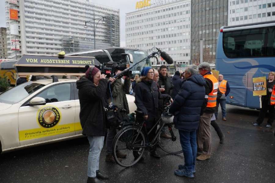 Vor dem Hotel fuhr die Taxi-Innung auch Taxis mit den neuesten Slogans des Bundesverbandes Taxi und Mietwagen auf. (Foto: Taxi-Innung)