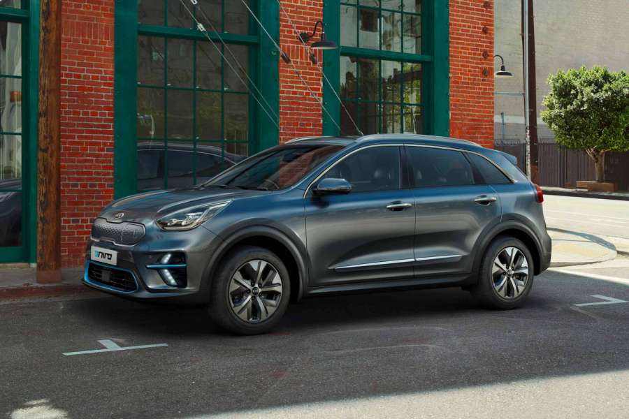 Am Bug, an dem die Ladeklappe gut platziert ist, hat die kleine Modellpflege nichts geändert. (Foto: Kia)
