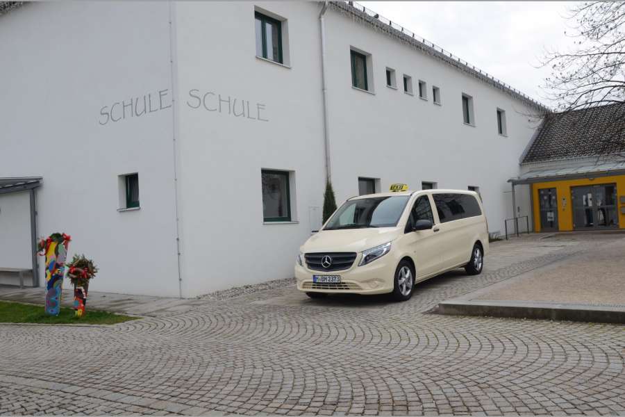 Wenn an einer Schule für die Wochentage und zeitlich begrenzt Tempo 30 ausgeschildert ist, gilt das auch an Feiertagen. (Foto: Dietmar Fund)