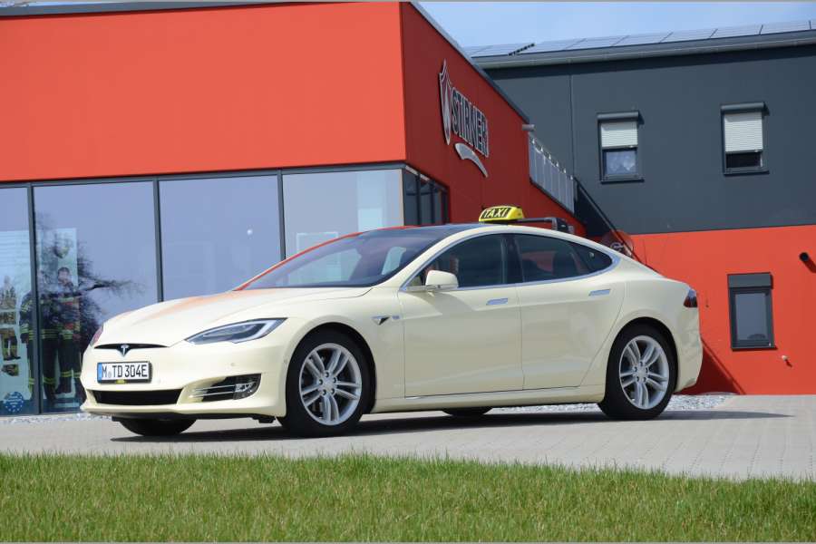 Das Tesla Model S, das als Taxi bestellbar ist, war in den Gesamtkostenvergleich mit einbezogen. (Foto: Dietmar Fund)