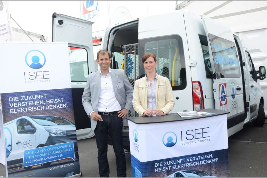 Geschäftsführer Andreas Pfeffer von I-SEE Trucks und Anne Fürst von AMF-Bruns präsentierten 2018 ihren gemeinsamen Elektro-Movano. (Foto: Dietmar Fund)