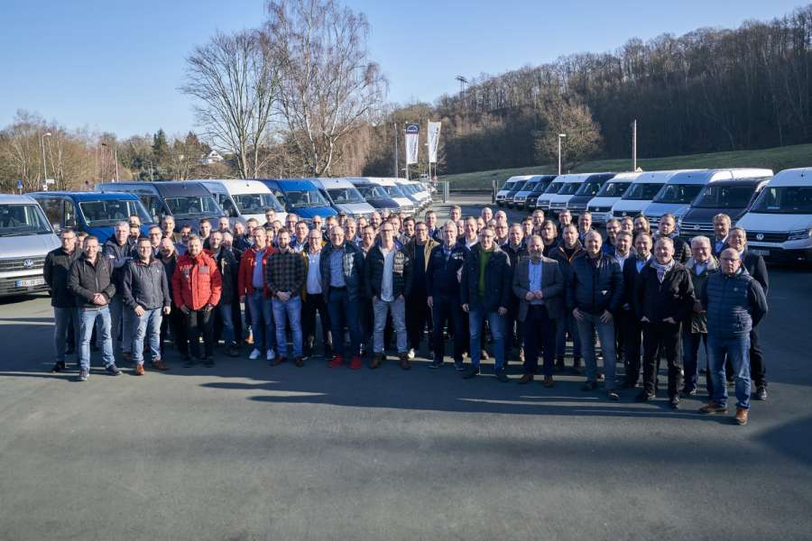 Stolze 50 VW Crafter nahmen die Verkäufer dort in Empfang, wo sonst auch das MAN-Logo auf den baugleichen Transportern MAN TGE prangt. (Foto: Volkswagen Nutzfahrzeuge)